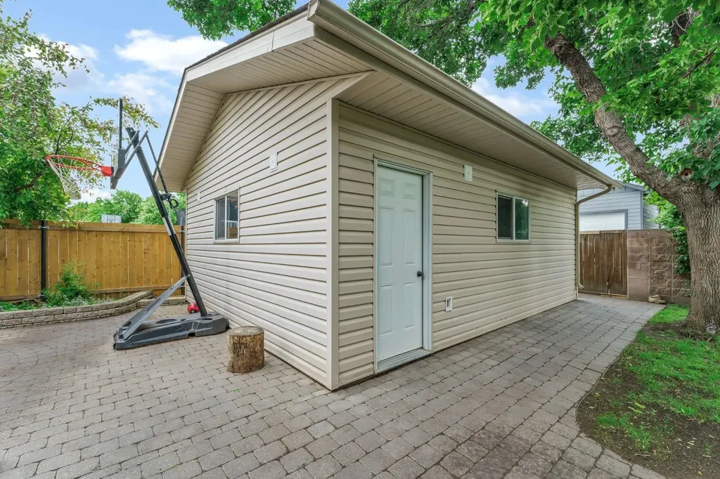 18 Rideau Crescent SE Medicine Hat AB T1B 3X9