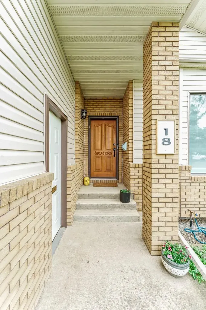 18 Rideau Crescent SE Medicine Hat AB T1B 3X9
