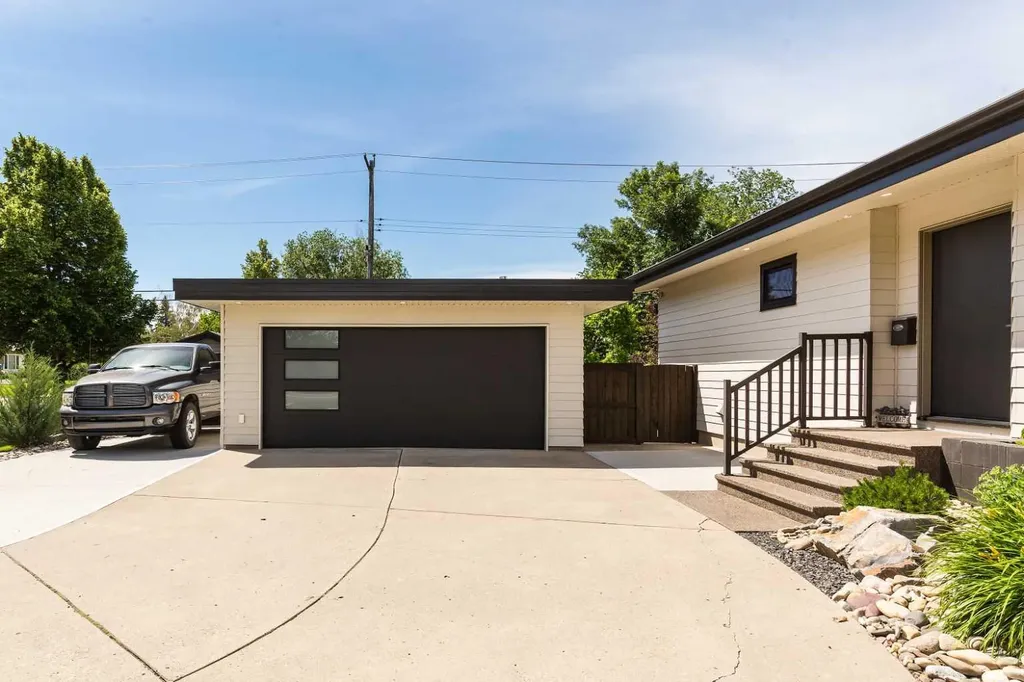 3210 South Parkside Drive Lethbridge AB T1K 0E2