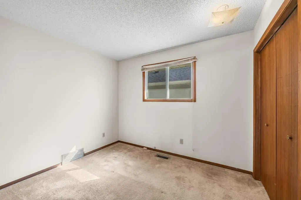 28 Sandstone Hill NW Calgary AB T3K 2W7