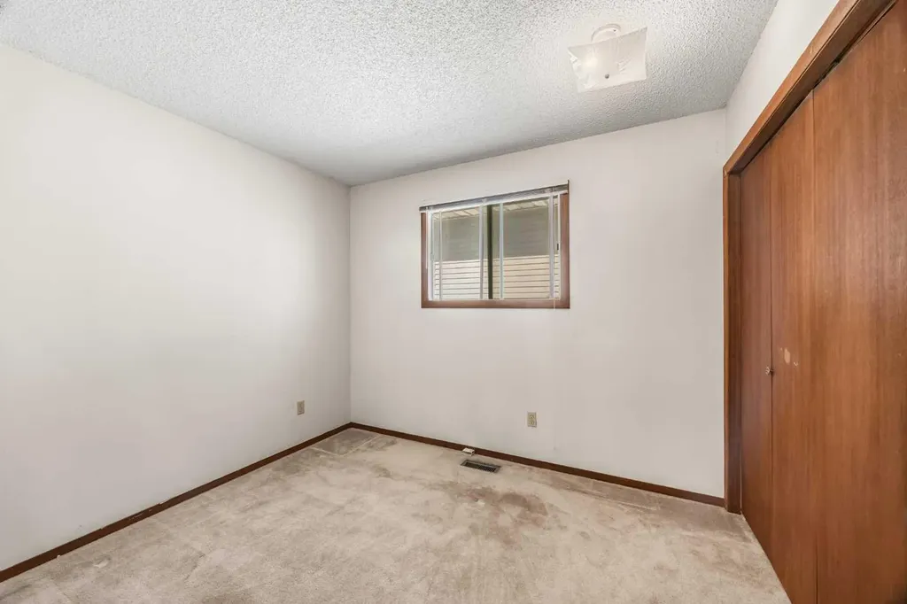 28 Sandstone Hill NW Calgary AB T3K 2W7