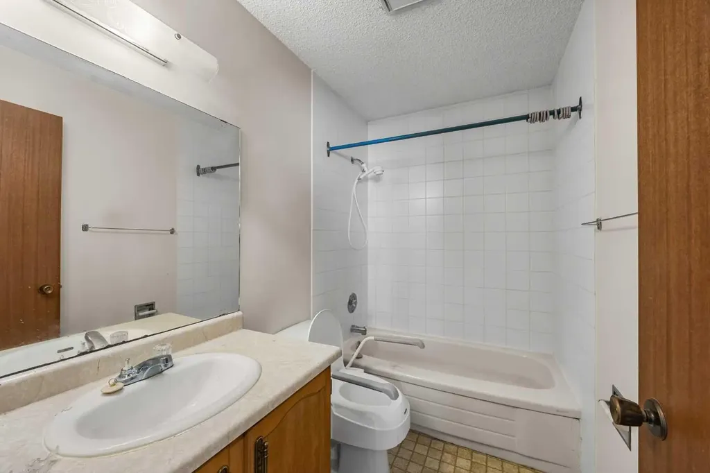 28 Sandstone Hill NW Calgary AB T3K 2W7