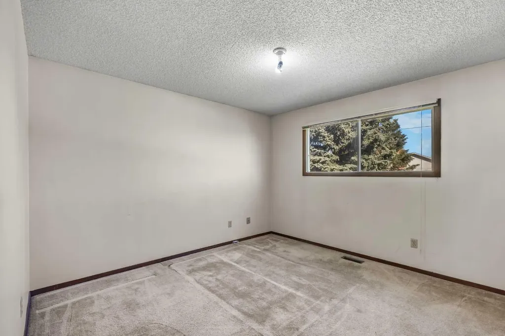 28 Sandstone Hill NW Calgary AB T3K 2W7