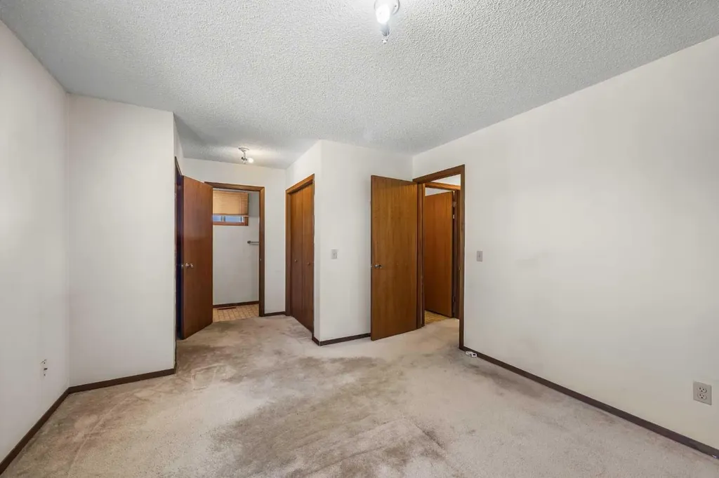 28 Sandstone Hill NW Calgary AB T3K 2W7