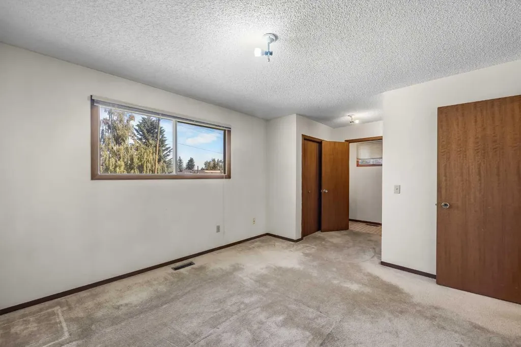 28 Sandstone Hill NW Calgary AB T3K 2W7