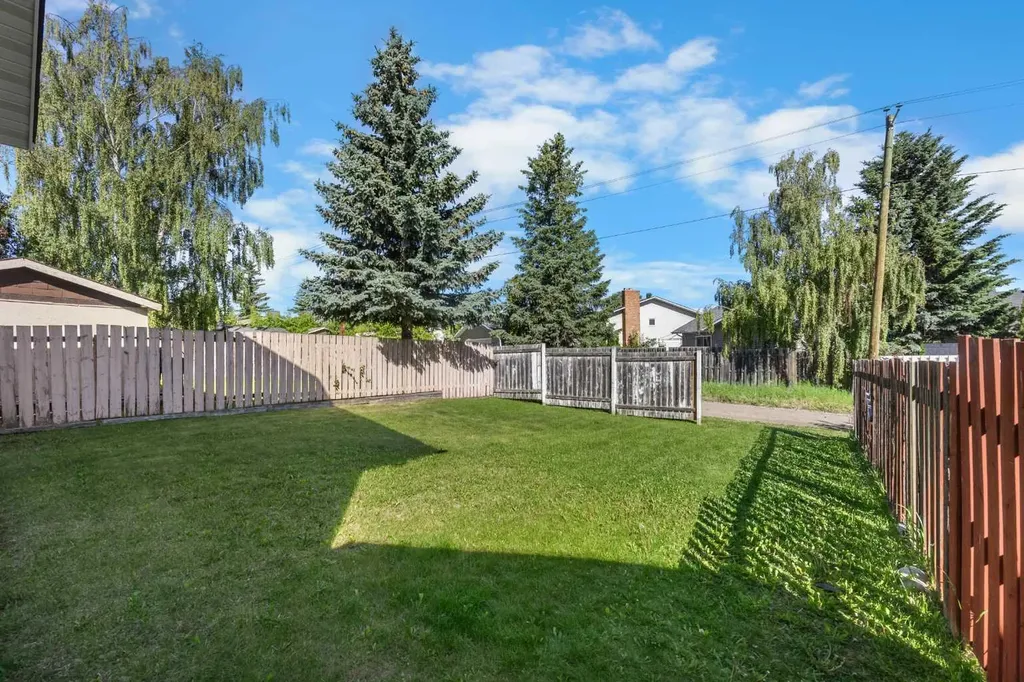 28 Sandstone Hill NW Calgary AB T3K 2W7
