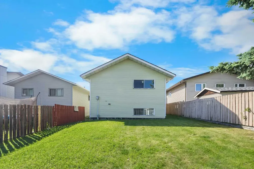 28 Sandstone Hill NW Calgary AB T3K 2W7