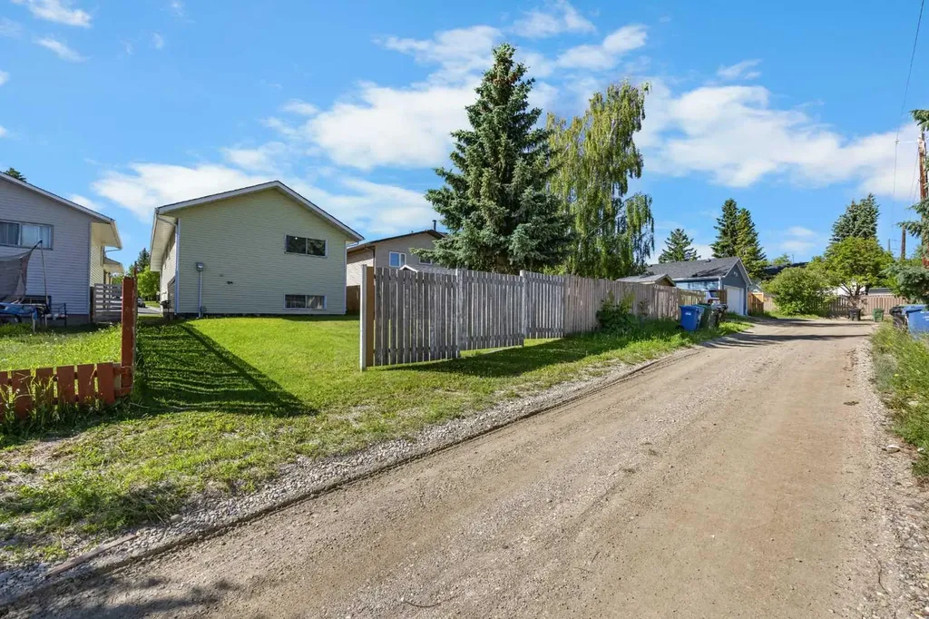 28 Sandstone Hill NW Calgary AB T3K 2W7