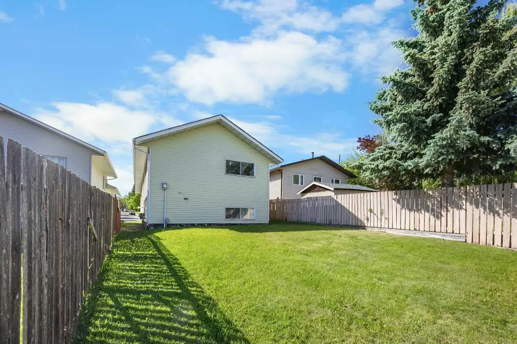 28 Sandstone Hill NW Calgary AB T3K 2W7