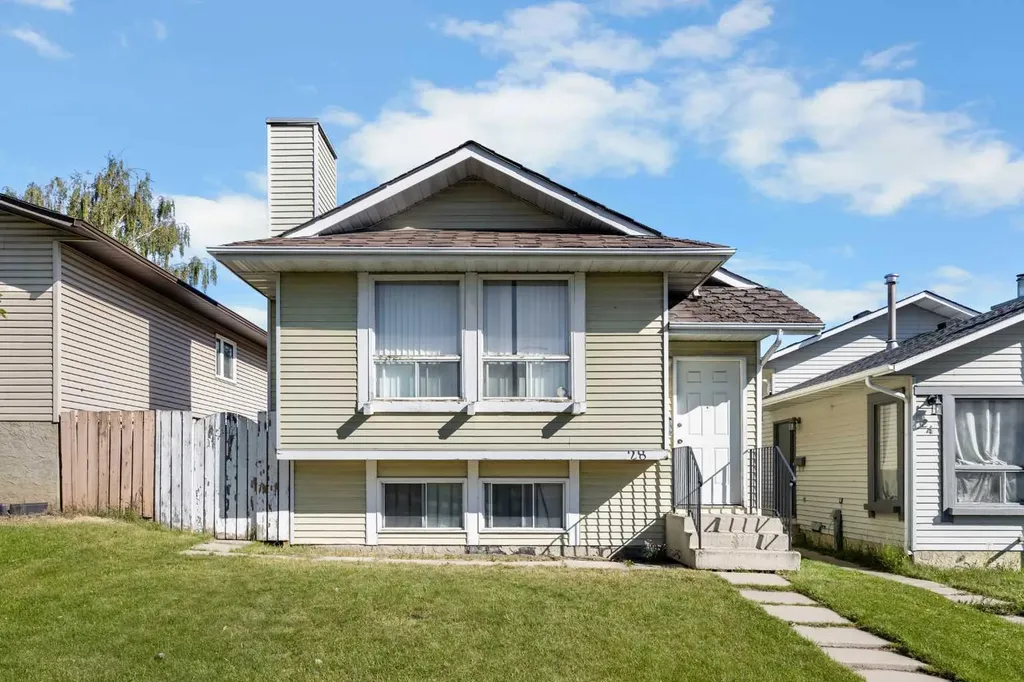 28 Sandstone Hill NW Calgary AB T3K 2W7