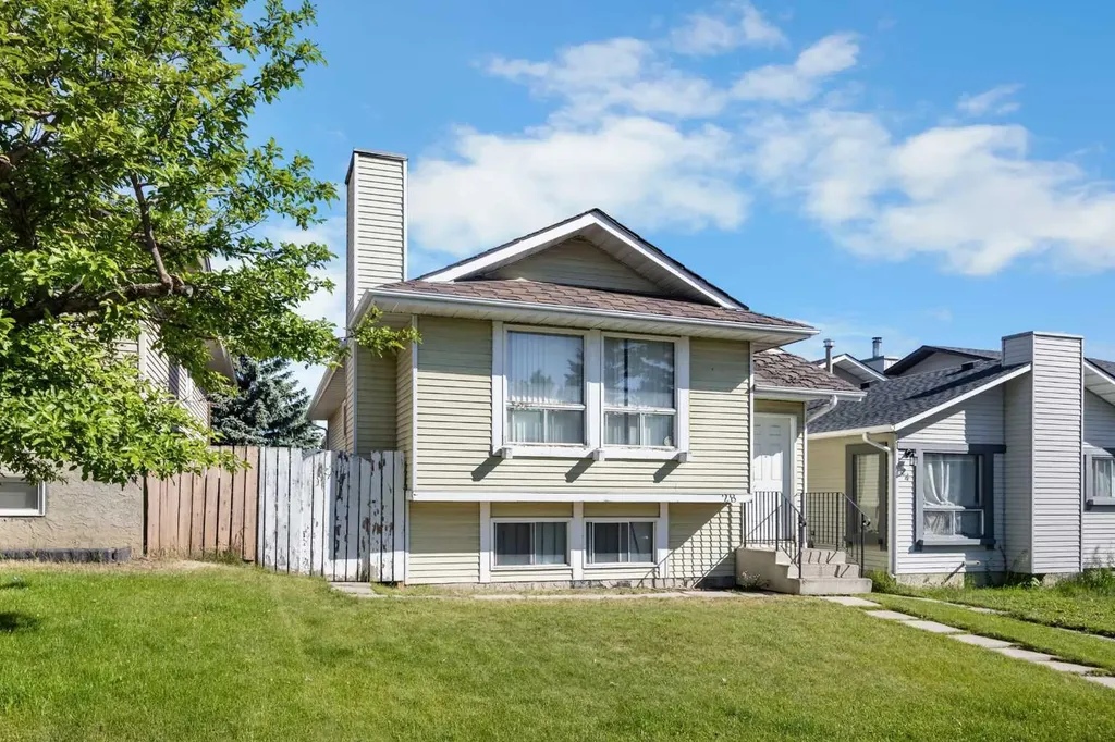 28 Sandstone Hill NW Calgary AB T3K 2W7