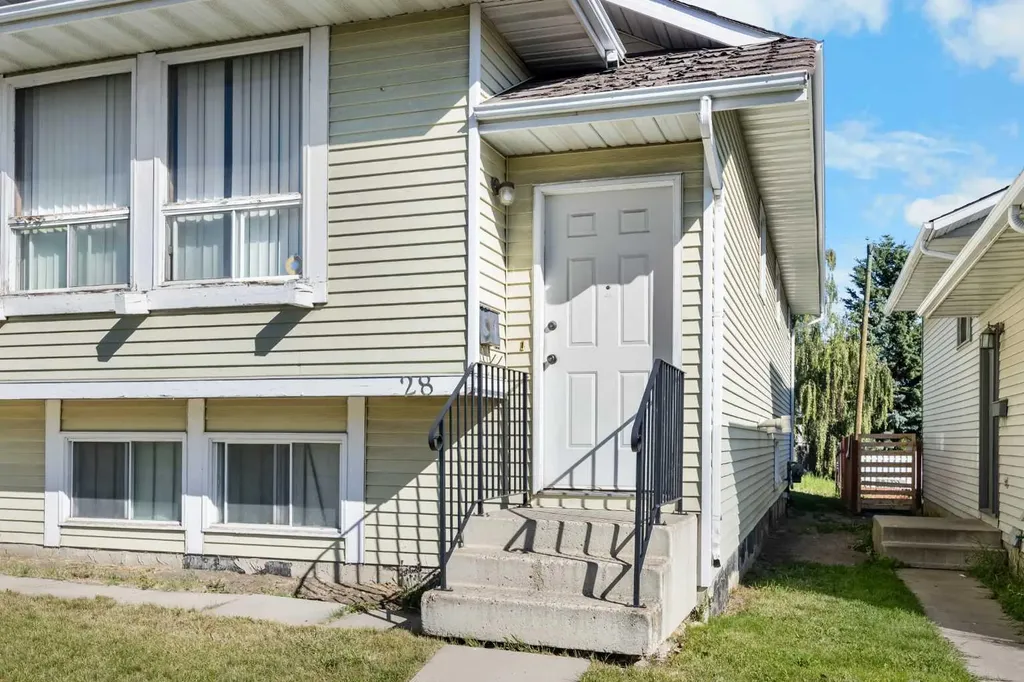 28 Sandstone Hill NW Calgary AB T3K 2W7