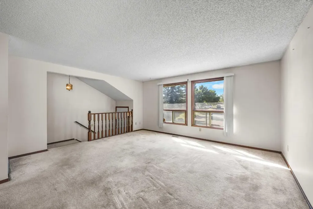 28 Sandstone Hill NW Calgary AB T3K 2W7
