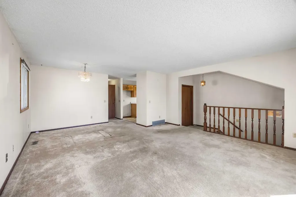 28 Sandstone Hill NW Calgary AB T3K 2W7