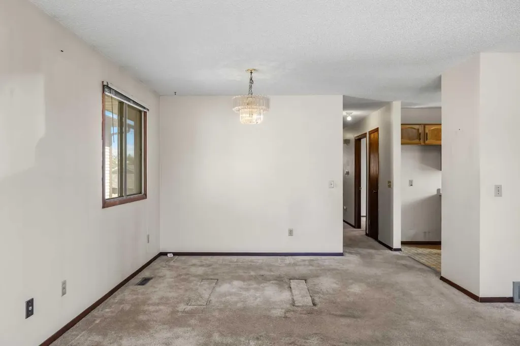 28 Sandstone Hill NW Calgary AB T3K 2W7