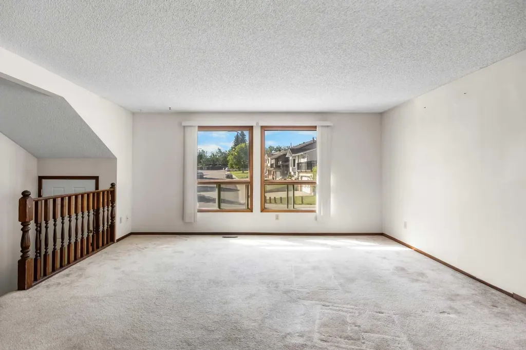 28 Sandstone Hill NW Calgary AB T3K 2W7