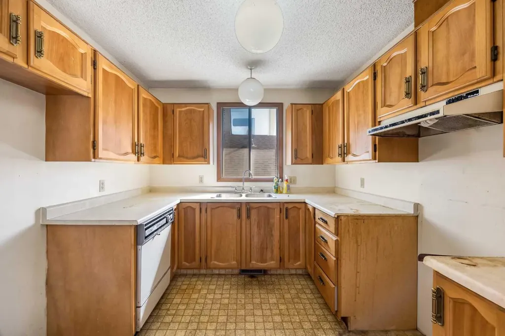 28 Sandstone Hill NW Calgary AB T3K 2W7