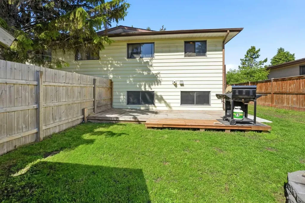 9 Griffiths Avenue Red Deer AB T4P 2K6