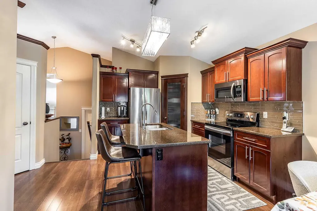 604 Vista Drive SE Medicine Hat AB T1B 0N1