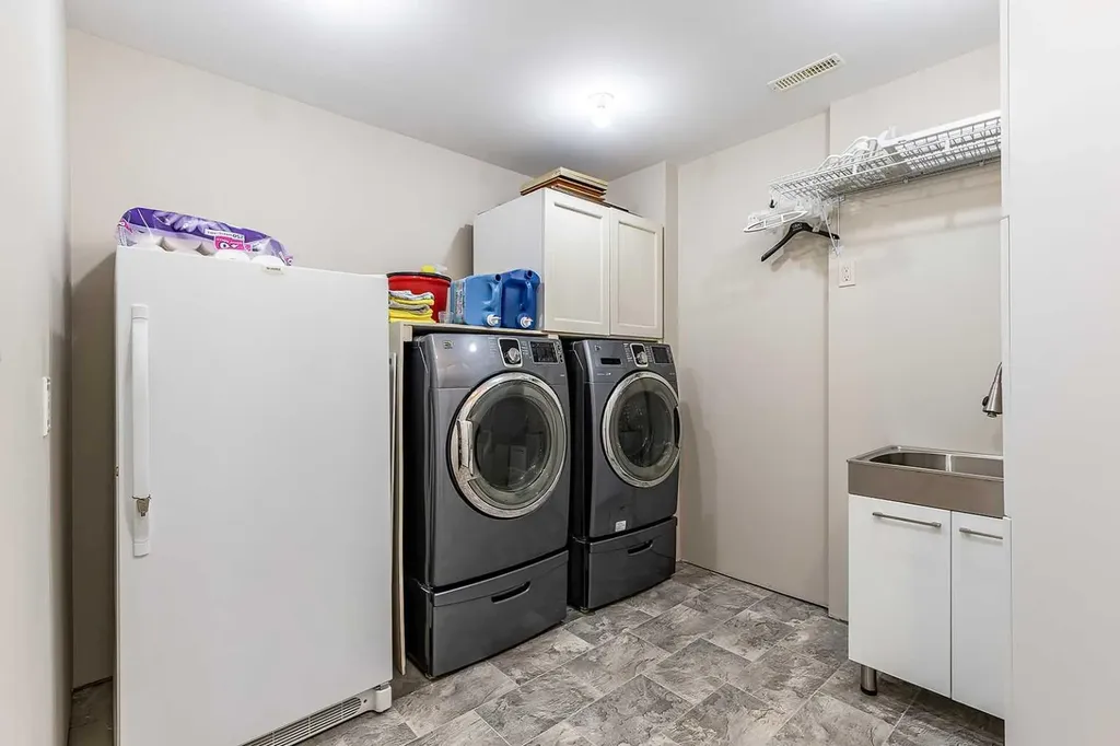604 Vista Drive SE Medicine Hat AB T1B 0N1