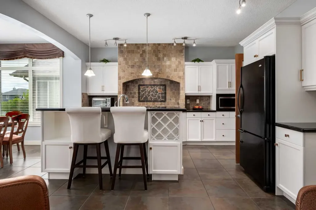 77 Royal Highland Road NW Calgary AB T3G 4Y4