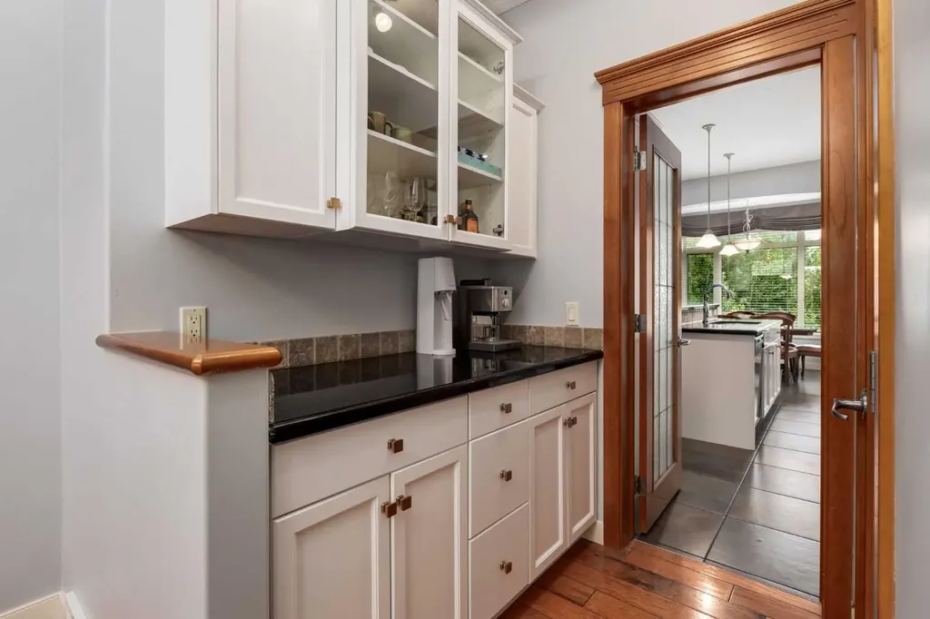 77 Royal Highland Road NW Calgary AB T3G 4Y4