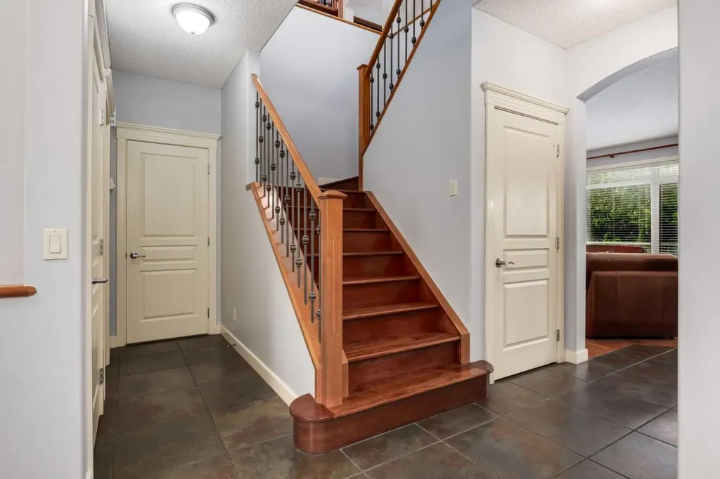 77 Royal Highland Road NW Calgary AB T3G 4Y4