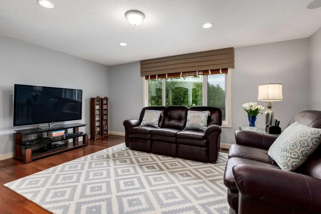 77 Royal Highland Road NW Calgary AB T3G 4Y4