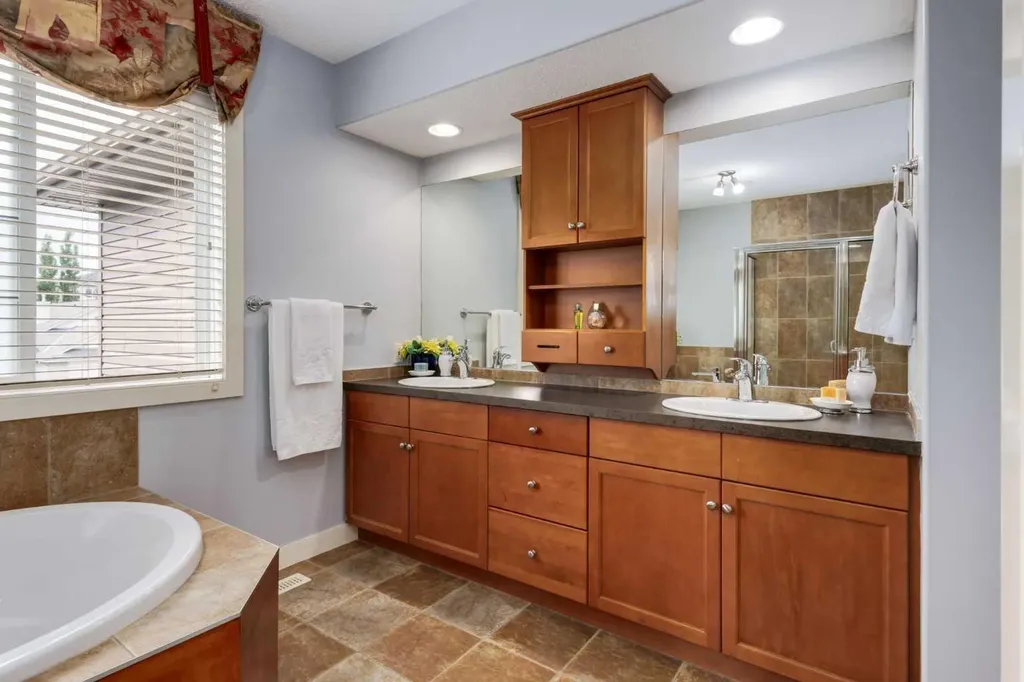 77 Royal Highland Road NW Calgary AB T3G 4Y4