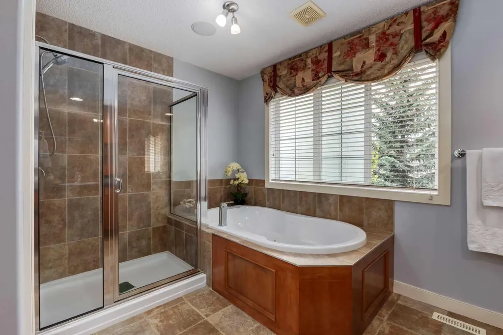 77 Royal Highland Road NW Calgary AB T3G 4Y4