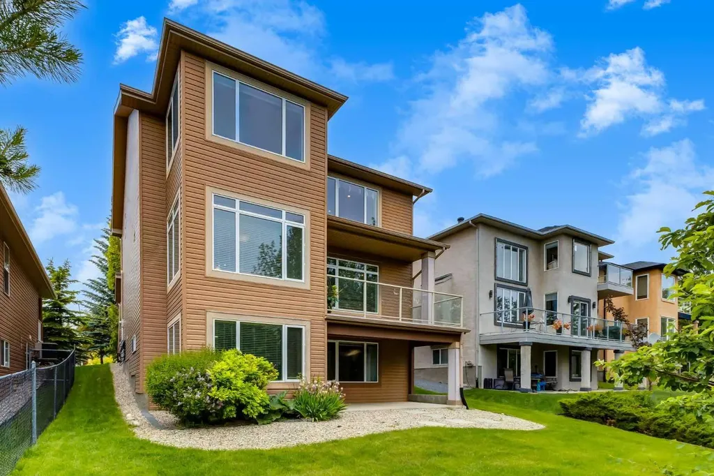 77 Royal Highland Road NW Calgary AB T3G 4Y4