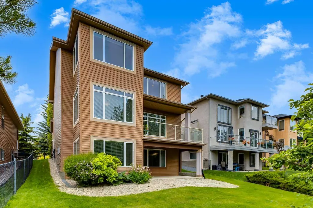 77 Royal Highland Road NW Calgary AB T3G 4Y4