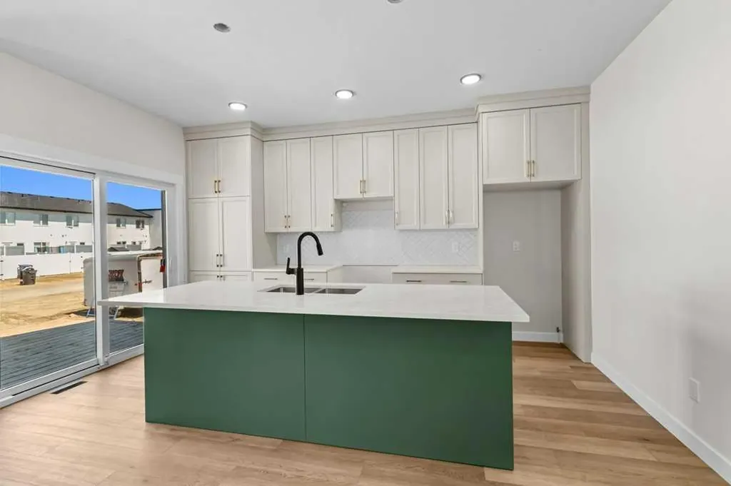 25 Ian Way Sylvan Lake AB T4S 0W5