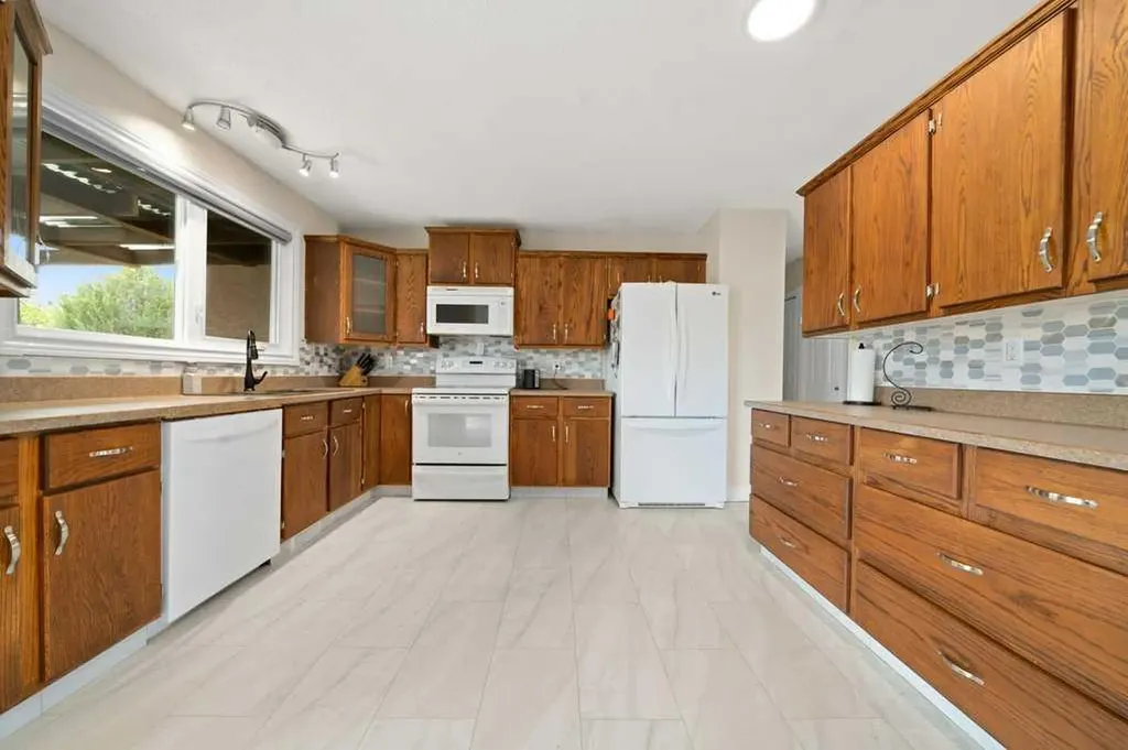 82 Ross Haven Court SE Medicine Hat AB T1B 2Y8
