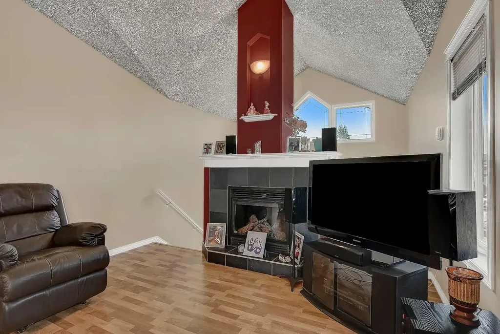 10230 71 Avenue, Grande Prairie AB T8W 2Y3