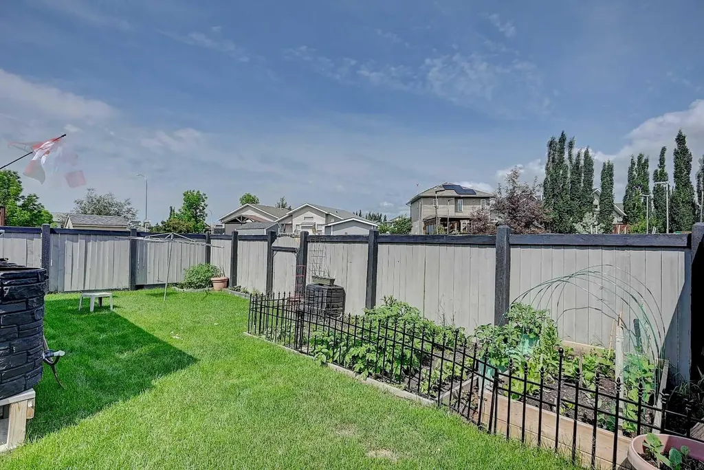 10230 71 Avenue, Grande Prairie AB T8W 2Y3