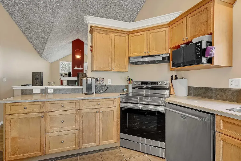 10230 71 Avenue, Grande Prairie AB T8W 2Y3