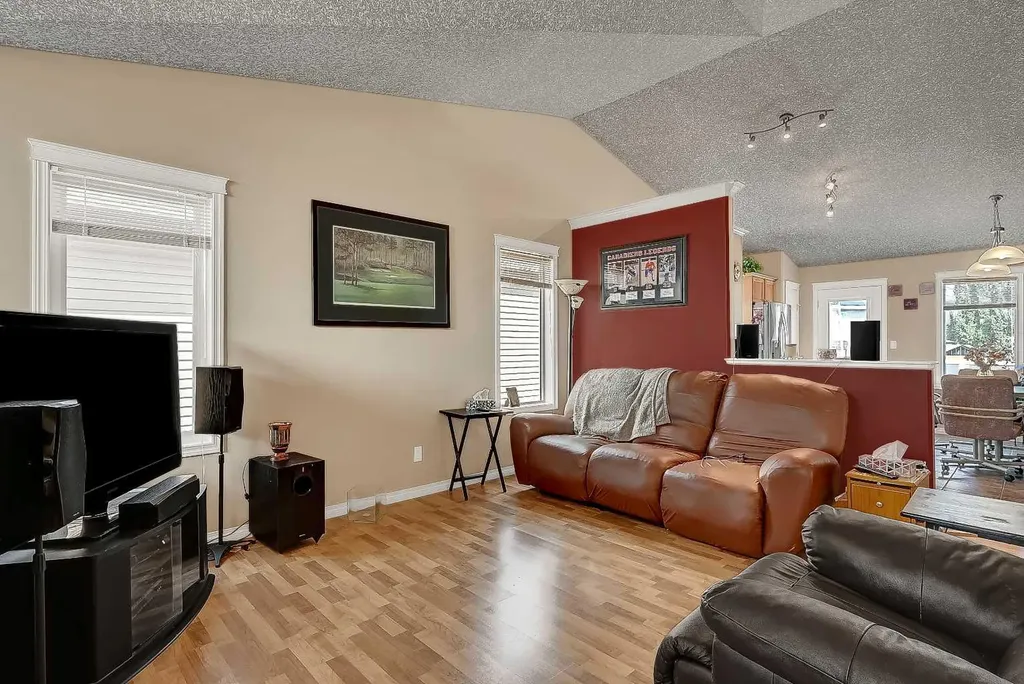 10230 71 Avenue, Grande Prairie AB T8W 2Y3