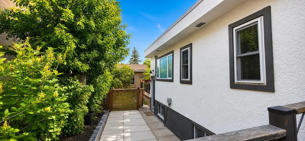 618 11 Avenue NE Calgary AB T2E 0Z7