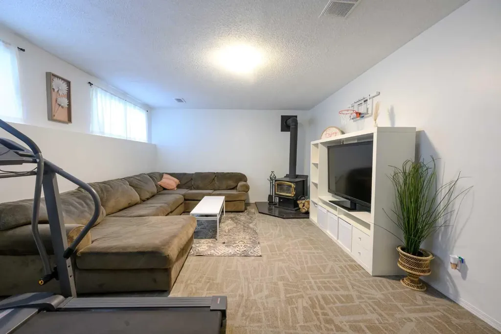 11219 92b Street Grande Prairie AB T8V3G8