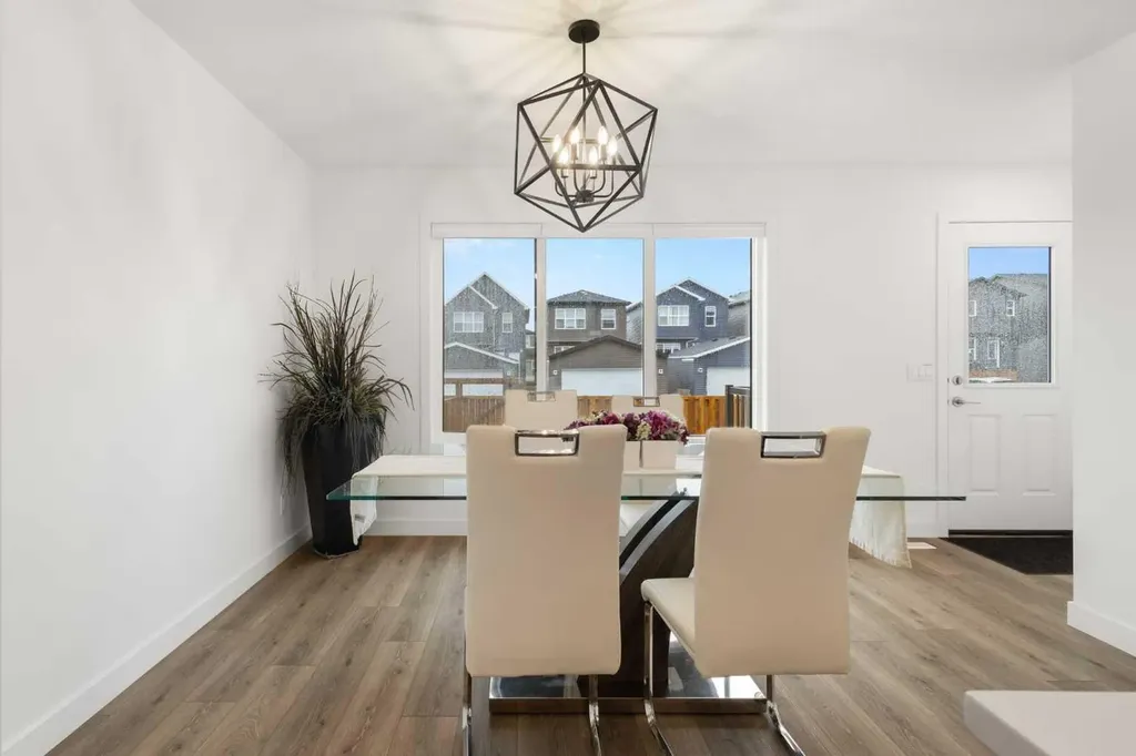 19825 45 Street SE Calgary AB T3M 3B5