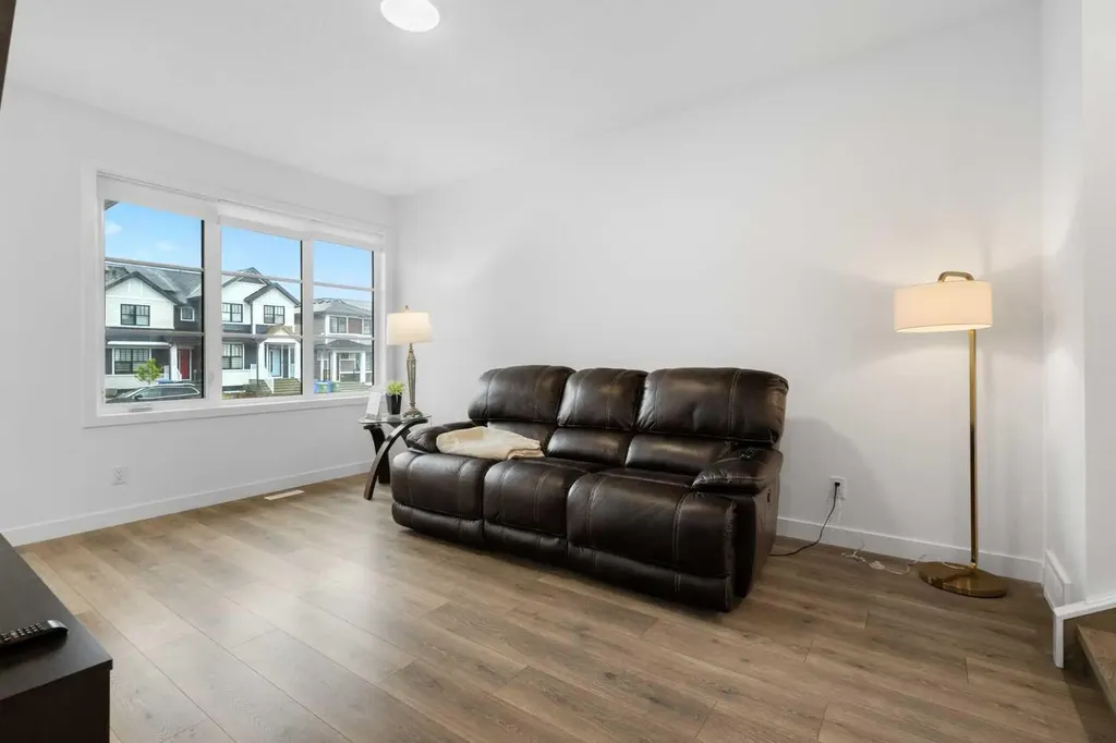 19825 45 Street SE Calgary AB T3M 3B5