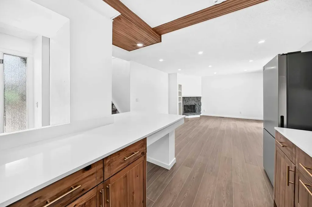 829 Coach Bluff Crescent SW Calgary AB T3H 1B1