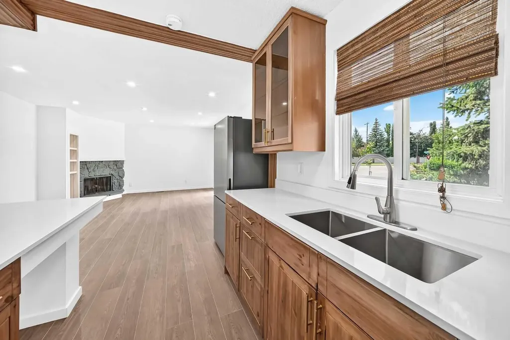 829 Coach Bluff Crescent SW Calgary AB T3H 1B1