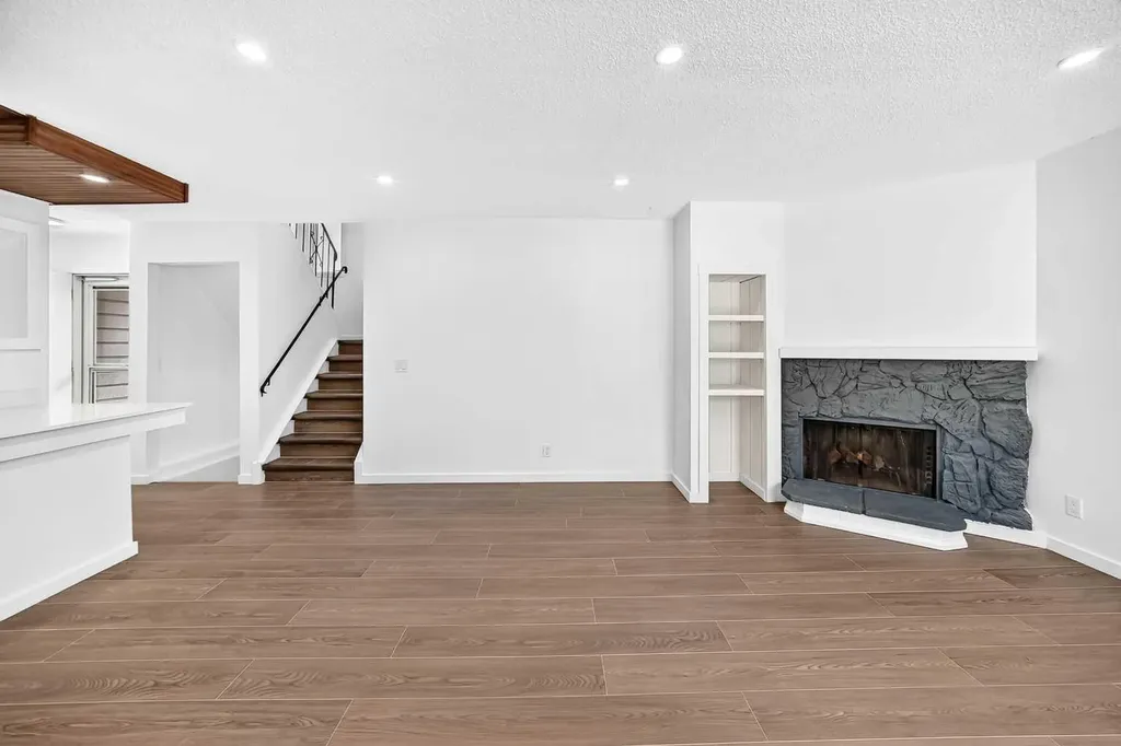 829 Coach Bluff Crescent SW Calgary AB T3H 1B1