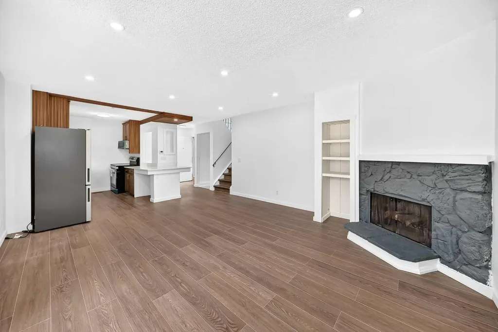 829 Coach Bluff Crescent SW Calgary AB T3H 1B1