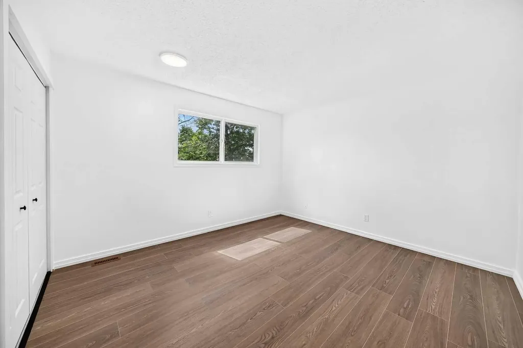 829 Coach Bluff Crescent SW Calgary AB T3H 1B1