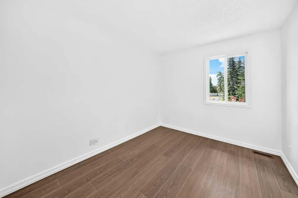 829 Coach Bluff Crescent SW Calgary AB T3H 1B1