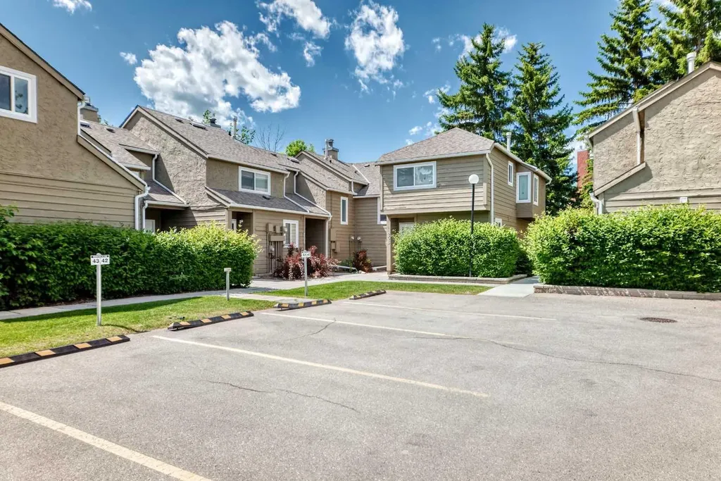 829 Coach Bluff Crescent SW Calgary AB T3H 1B1