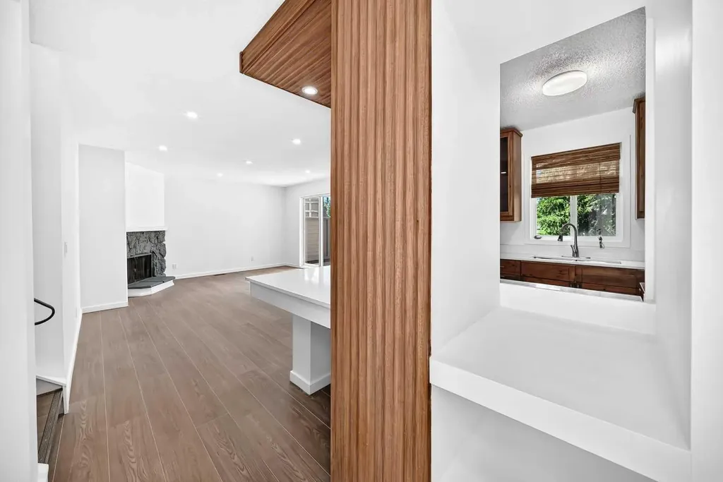 829 Coach Bluff Crescent SW Calgary AB T3H 1B1